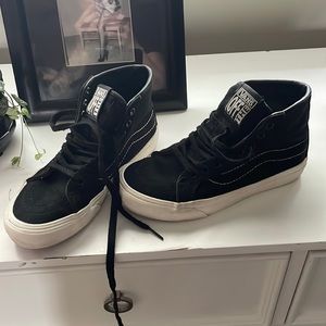 High top artist collab vans 2021. Black and off white with comfy Cush soles